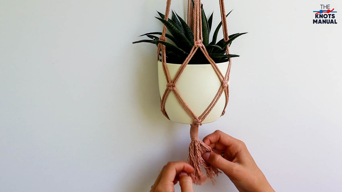 Macrame Plant Pot Hanger Free DIY Pattern - step 40